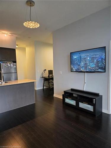 411-365 Prince Of Wales Drive, Mississauga, ON - Indoor Photo Showing Kitchen