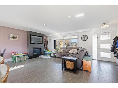 489 Chiddington Avenue, London, ON - Indoor Photo Showing Living Room With Fireplace