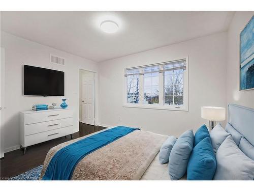 6 Wellington Avenue E, Oshawa, ON - Indoor Photo Showing Bedroom