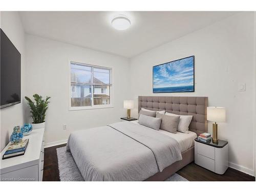 6 Wellington Avenue E, Oshawa, ON - Indoor Photo Showing Bedroom