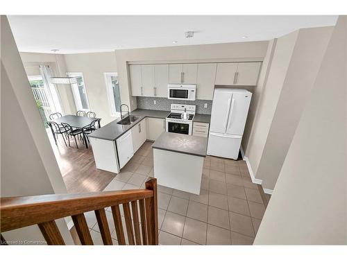 59-515 Winston Road Road, Grimsby, ON - Indoor Photo Showing Kitchen With Double Sink