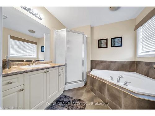 21 Bellagio Avenue, Hamilton, ON - Indoor Photo Showing Bathroom