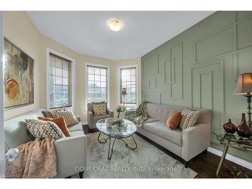 21 Bellagio Avenue, Hamilton, ON - Indoor Photo Showing Living Room