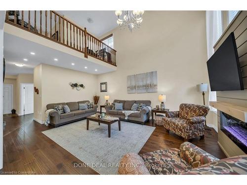 21 Bellagio Avenue, Hamilton, ON - Indoor Photo Showing Living Room