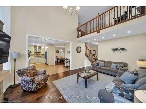 21 Bellagio Avenue, Hamilton, ON - Indoor Photo Showing Living Room