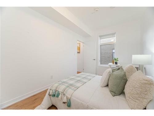 31-1720 Simcoe Street, Oshawa, ON - Indoor Photo Showing Bedroom