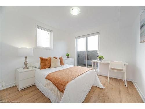 31-1720 Simcoe Street, Oshawa, ON - Indoor Photo Showing Bedroom