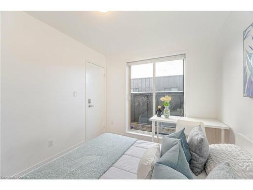 31-1720 Simcoe Street, Oshawa, ON - Indoor Photo Showing Bedroom