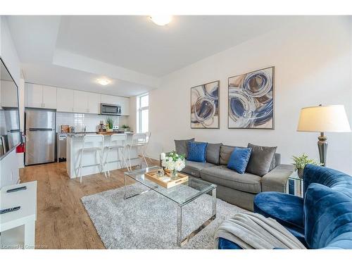 31-1720 Simcoe Street, Oshawa, ON - Indoor Photo Showing Living Room