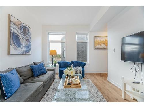 31-1720 Simcoe Street, Oshawa, ON - Indoor Photo Showing Living Room