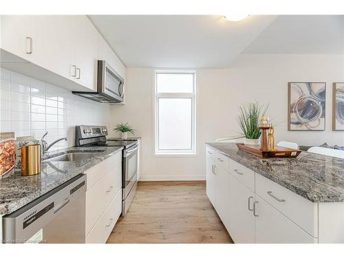 31-1720 Simcoe Street, Oshawa, ON - Indoor Photo Showing Kitchen With Double Sink With Upgraded Kitchen