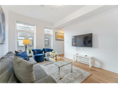 31-1720 Simcoe Street, Oshawa, ON - Indoor Photo Showing Living Room