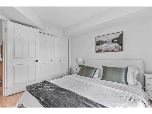 409-4005 Kilmer Drive, Burlington, ON - Indoor Photo Showing Bedroom