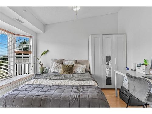 409-4005 Kilmer Drive, Burlington, ON - Indoor Photo Showing Bedroom