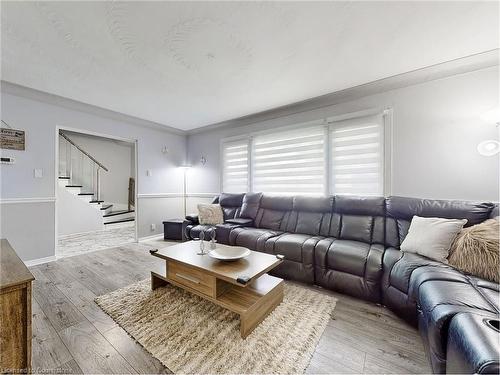 7086 Centennial Street, Niagara Falls, ON - Indoor Photo Showing Living Room