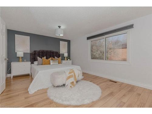 15 Cindy Avenue, Cambridge, ON - Indoor Photo Showing Bedroom