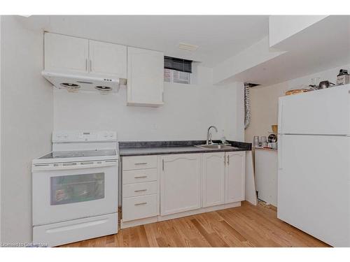 15 Cindy Avenue, Cambridge, ON - Indoor Photo Showing Kitchen