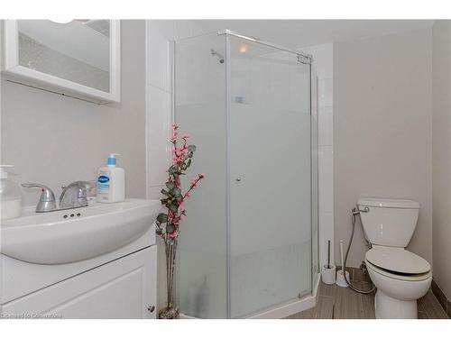 15 Cindy Avenue, Cambridge, ON - Indoor Photo Showing Bathroom