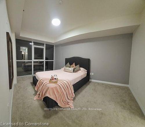 802-560 North Service Road Road, Grimsby, ON - Indoor Photo Showing Bedroom