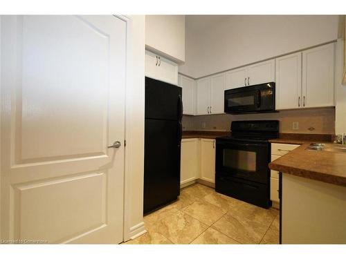 320-330 Princess Royal Drive, Mississauga, ON - Indoor Photo Showing Kitchen