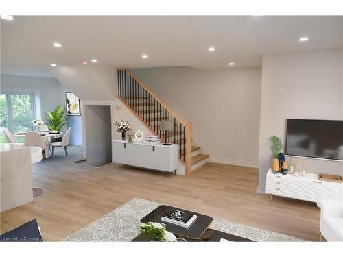 27 Seven Oaks Drive, Hamilton, ON - Indoor Photo Showing Living Room