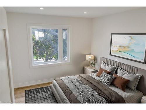 27 Seven Oaks Drive, Hamilton, ON - Indoor Photo Showing Bedroom