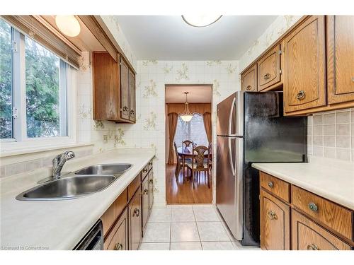 606 Sheraton Road, Burlington, ON - Indoor Photo Showing Kitchen With Double Sink