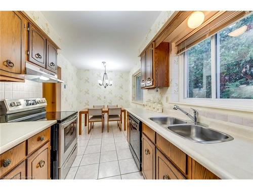 606 Sheraton Road, Burlington, ON - Indoor Photo Showing Kitchen With Double Sink