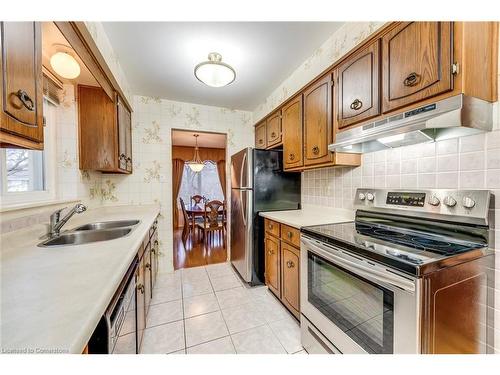 606 Sheraton Road, Burlington, ON - Indoor Photo Showing Kitchen With Double Sink