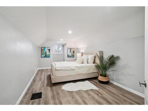 59 Stanley Street, Brantford, ON - Indoor Photo Showing Bedroom