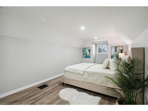 59 Stanley Street, Brantford, ON - Indoor Photo Showing Bedroom