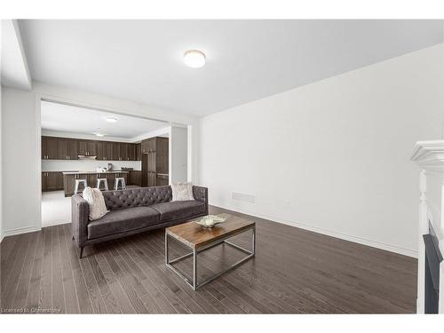 51 Sparrow Way, Colgan, ON - Indoor Photo Showing Living Room