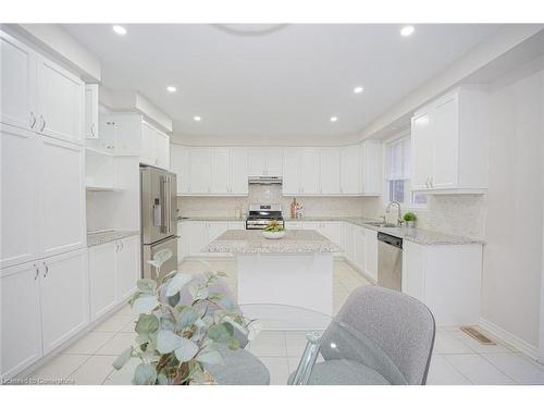 252 Shady Glen Crescent, Kitchener, ON - Indoor Photo Showing Kitchen