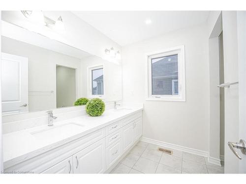 252 Shady Glen Crescent, Kitchener, ON - Indoor Photo Showing Bathroom