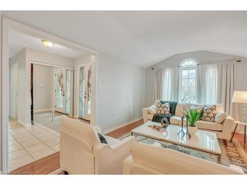 28 Sun King Crescent, Barrie, ON - Indoor Photo Showing Living Room