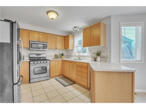 28 Sun King Crescent, Barrie, ON - Indoor Photo Showing Kitchen