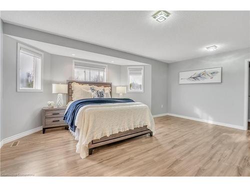 28 Sun King Crescent, Barrie, ON - Indoor Photo Showing Bedroom