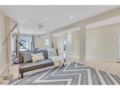 28 Sun King Crescent, Barrie, ON - Indoor Photo Showing Living Room