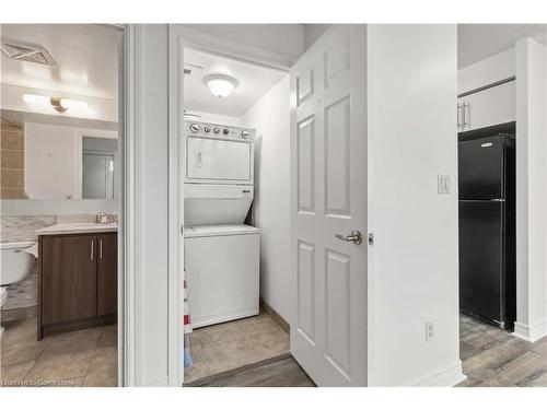 2111-310 Burnhamthorpe Road W, Mississauga, ON - Indoor Photo Showing Laundry Room