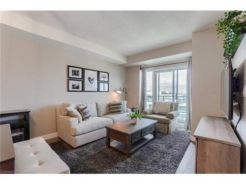 2333-165 Legion Road, Toronto, ON - Indoor Photo Showing Living Room