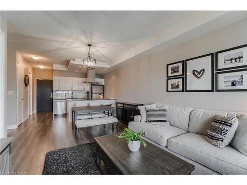 2333-165 Legion Road, Toronto, ON - Indoor Photo Showing Living Room