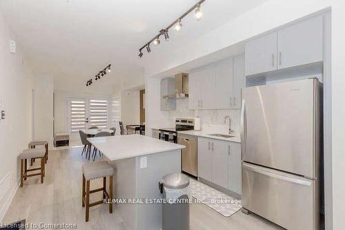 123-349 Wheat Boom Drive, Oakville, ON - Indoor Photo Showing Kitchen