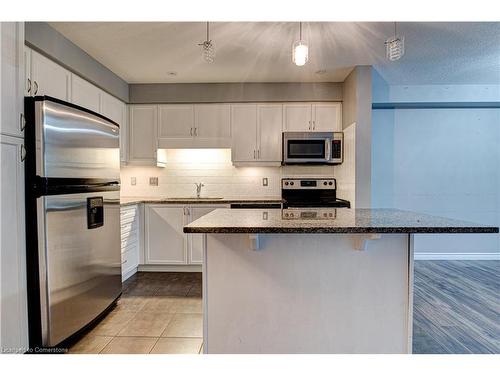 60-535 Margaret Street, Cambridge, ON - Indoor Photo Showing Kitchen With Upgraded Kitchen