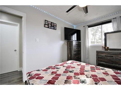 37 Autumn Road, Brantford, ON - Indoor Photo Showing Bedroom