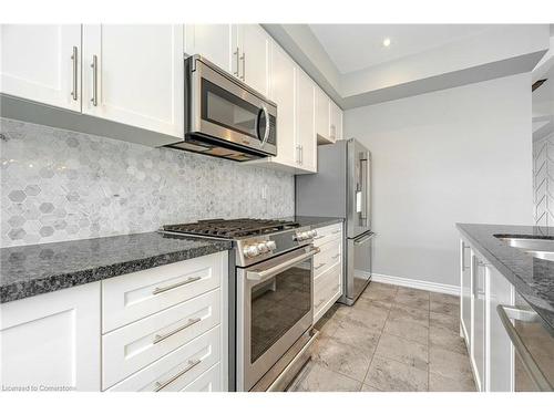 2 Hackett Street, East Gwillimbury, ON - Indoor Photo Showing Kitchen With Upgraded Kitchen