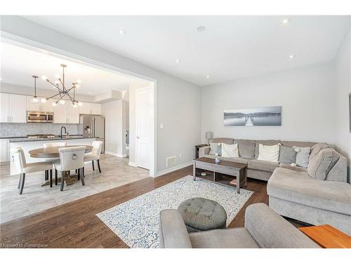 2 Hackett Street, East Gwillimbury, ON - Indoor Photo Showing Living Room