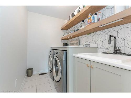 2 Hackett Street, East Gwillimbury, ON - Indoor Photo Showing Laundry Room