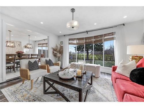 53 Winding Way, Brantford, ON - Indoor Photo Showing Living Room