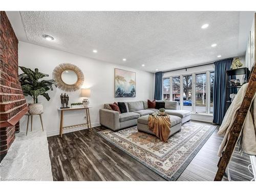 53 Winding Way, Brantford, ON - Indoor Photo Showing Living Room