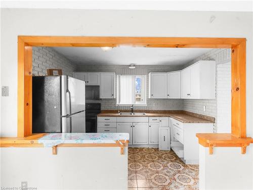 17 Maplestone Avenue, Sarnia, ON - Indoor Photo Showing Kitchen With Double Sink